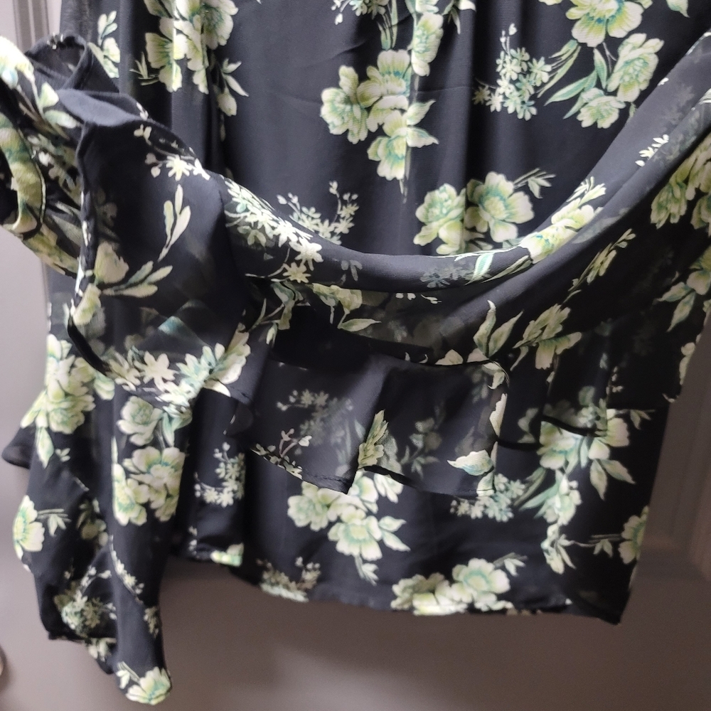 Floral Winged Ruffled Blouse - Picture 3 of 3